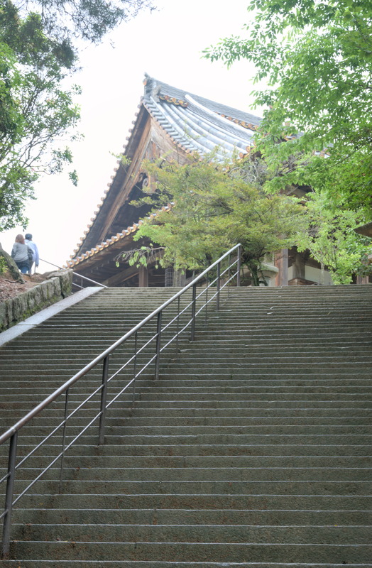 Au moins, les escaliers des temples sont réguliers…